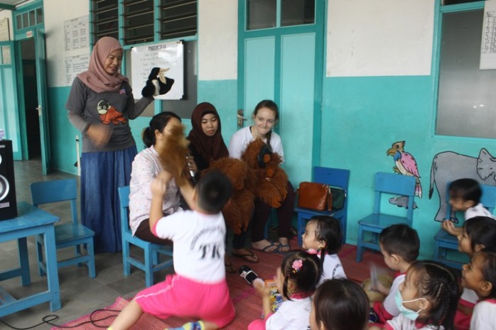 becerita tentang orangutan dengan media boneka atau puppet show di TK St Theresia Ketapang.jpg_foto 2